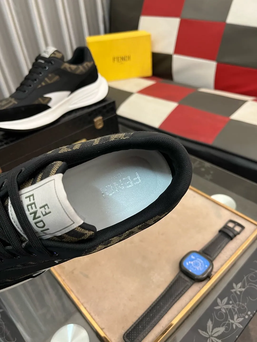 Men's Men's Shoes💰440⌚️⌚️[fendi] Fendi's classic and comfortable men's, this complex sneaker is made of soft calfskin➕genuine leather lining➕original ultra-light rubber material with rough outsole. This unique light style is suitable for the casual and refined sensibility of this season. It is comfortable and natural on the feet. It is an everyday style for casual travel in autumn and winter! 38−443️⃣colors available
